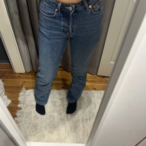 Mid waisted jeans  - Mörkblåa jeans från weekday. Nästan aldrig använda