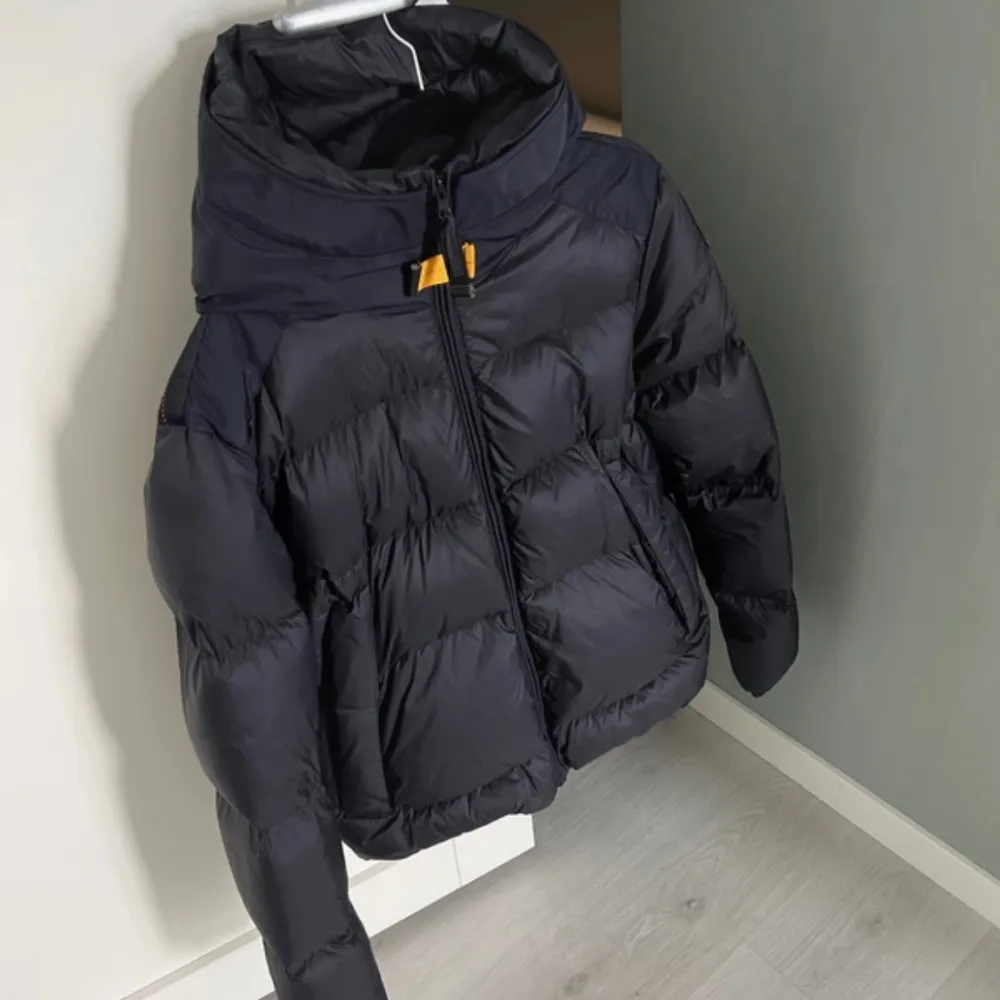 Nyskick använd i två månader. Skick 10/10. Inga fel, hål, smuts etc  Märke: Parajumpers  Nypris: 7249kr Inköpt på Kidsbrandstore  Modell: Tyrik  https://kidsbrandstore.se/products/tyrik-43132. Jackor.