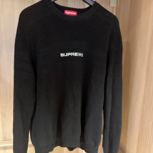 Supreme Sweatshirt - Stickad Supreme sweatshirt i storlek M. Inga skador, fläckar eller liknande! Pris kan diskuteras.