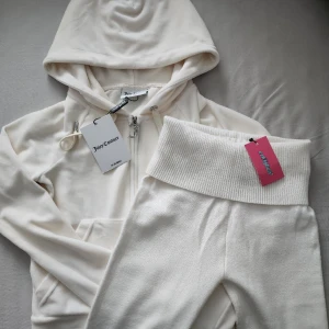 Juicy Couture - Säljer en helt ny Juicy Couture huvtröja tillsammans med foldover byxor från Edikted. Huvtröjan är i storlek XXS oxh byxorna i storlek XS. men båda är rätt stretchiga och mjuka.