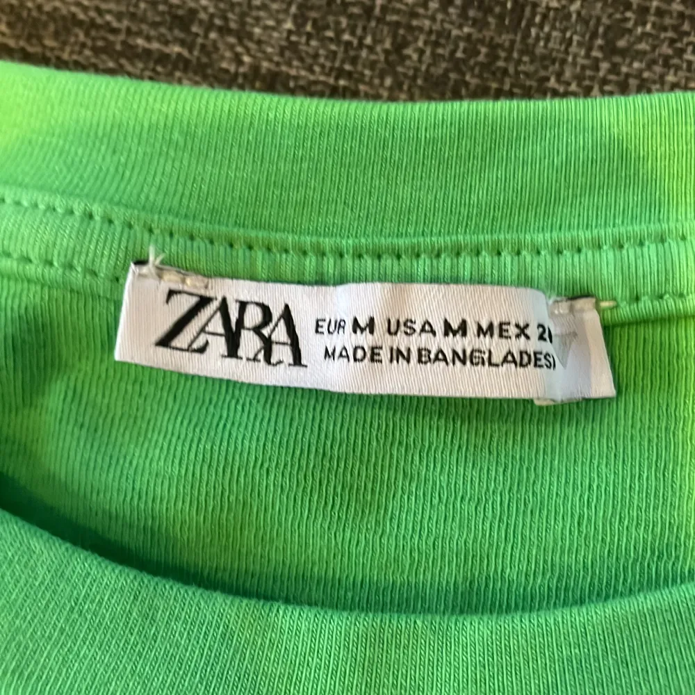 En oanvänd top från Zara stl. M. Kort modell med rynkdetalj fram och  långa ärmar. Se mina övriga annonser, säljer billigt i fint skick eller oanvända plagg . Toppar.