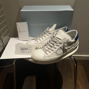 Philippe model  - Ett par väldigt fräscha Philippe model med allt og. Skorna är i väldigt fint skick. Skriv vid funderingar🤩