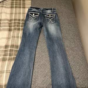 Jeans med snygg brodering på fickor bak! Aldrig använda