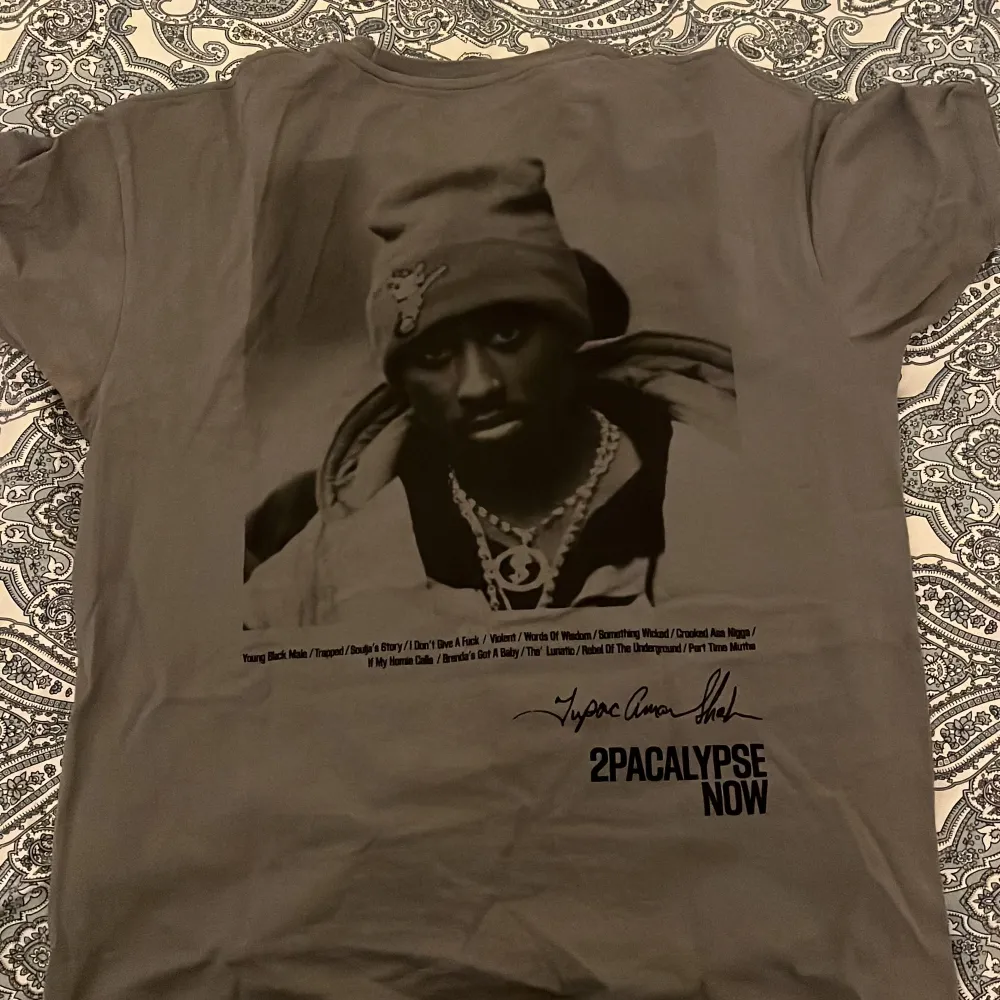 Tupac tshirt storlek M, lite loose i passformen. T-shirts.