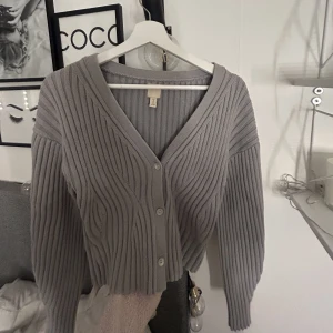 kofta - Jättegullig kofta, nästan aldrig använd 