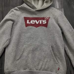 Grå Levi’s hoodie