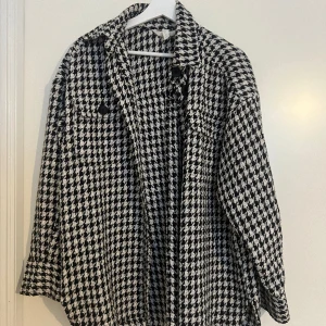 H&M lätt jacka  - Svart/vit jacka från H&M