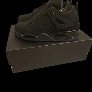 Jordan4 black cat  - Säljer helt nya Jordan 4 black cat box stock x tag och Crease skydd medföljer på köpet