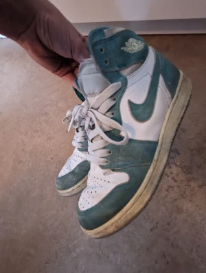 Jordan 1 turbo greeen GS 38,5 (6Y) - Hej!  Min tjej har tröttnat på sina Jordans och vill sälja dem! Nypris 4000 ( Goat) Insidan höger sko har det släppt på tyget därav bilden med lite tejp.  Orginal låda bör finnas och fler bilder kan skickas vid efterfrågan.