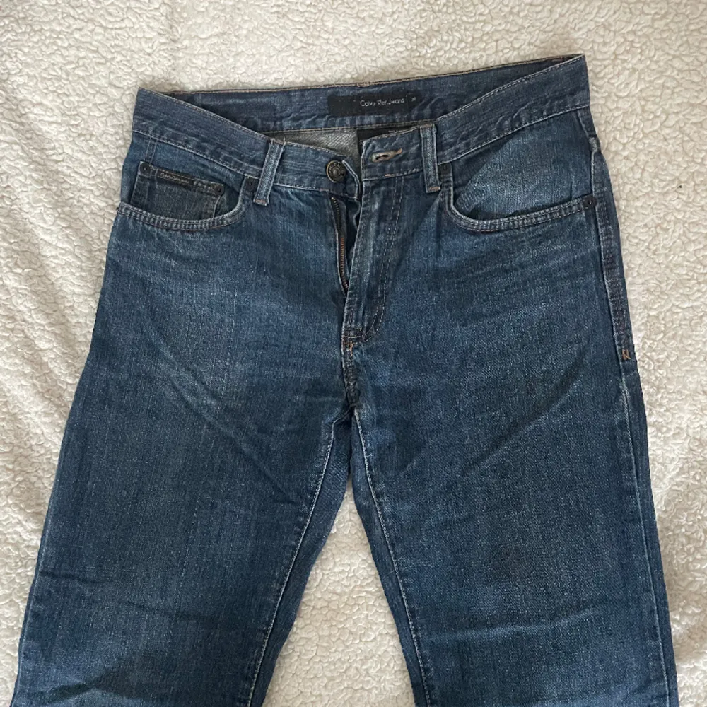 Ett par vintage Calvin Klein jeans köpta second hand. Väldigt fin färg! Lowwaist och straight. För små på mig tyvärr annars hade jag behållit. Midja 40 och innerbenslängd 84 . Jeans & Byxor.