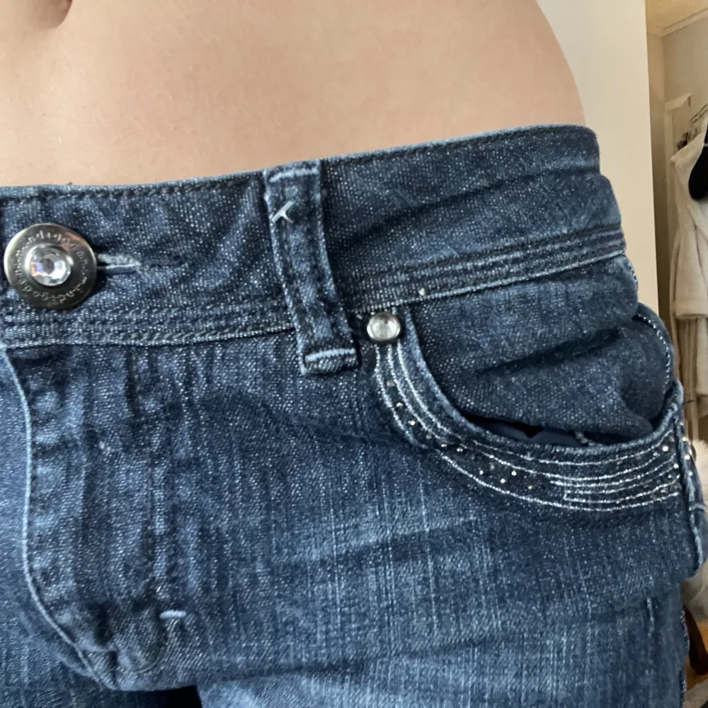 Snygga lågmidjade jeans med fina detaljer. Har aldrig använt. Midjan är 39cm. Är 170cm❤️stretchiga. Jeans & Byxor.