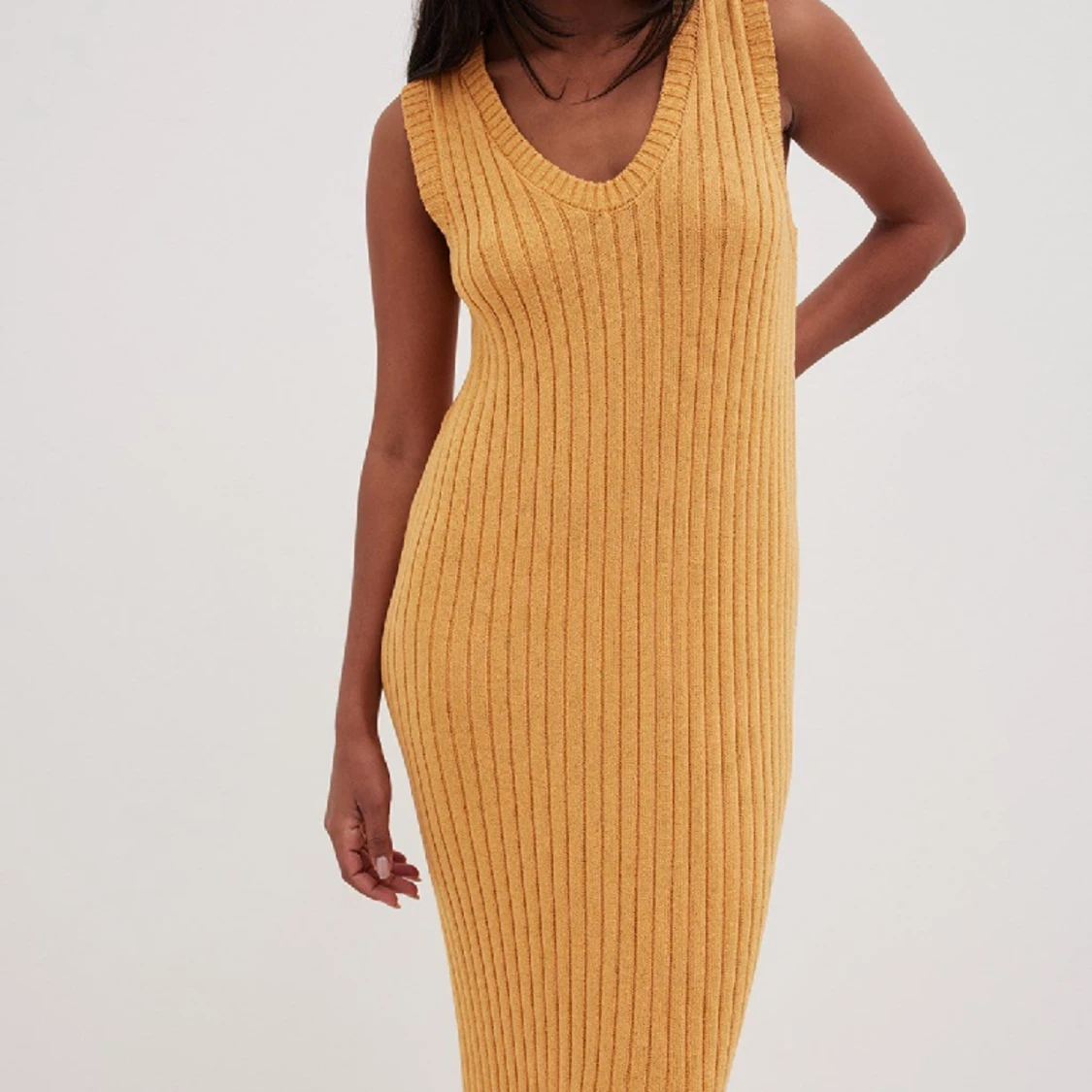 NA-KD ribbad gul klänning 