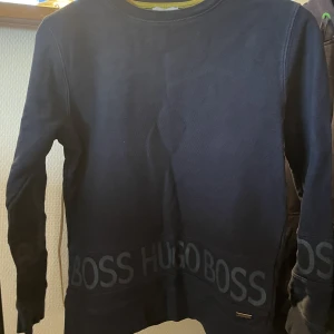 Hugo boss  - Riktigt snygg och skön Hugo boss tröja i bra skick för endast 200kr
