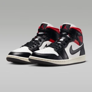 JORDANS❤️🤍 - Snygga jordans i storlek 39. Har använts ca 5 ggr.  Ny pris: 1 449 Mitt pris: 500