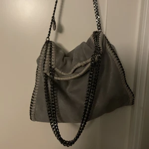 Stella McCartney liknande väska  - Inte äkta, därav priset. Andra bilden är lånad från hon jag köpte från här på plick. Den har en liten ”defekt” som man ser på 3 bilden !!