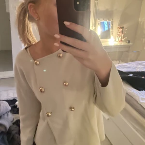 Skitsnygg kofta - Jättefin kofta med guldknappar sol är i storlek xl men är lite overzise på mig med s i tröjor så funkar absolut för mindre än xl också