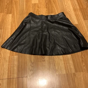 fest kjol❤️ - skinnkjol från hm i fint skick passar xs/s perfekt till nyår❤️