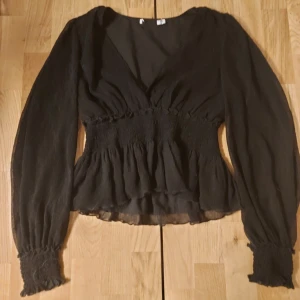 Svart blus - En supersöt svart blus säljs pga inte används längre, fint skick bara att märkeslappen är avklippt. Hund finns i hemmet.