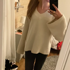 Stickad tröja - Stickad tröja från Gina Tricot,är i bra skick och har använd 2 gånger!Köpt för 450och skulle därför kunna tänka mig sälja runt 350kr🩷