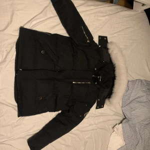 Moose Knuckles Jacka - Hej jag säljer nu min moose knuckles jacka som jag har haft i cirka 3 månader och säljer nu för jag har fått en sailracing jacka.