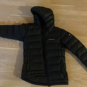 Peakperformance jacka - Fin jacka typ aldrig använd Storlek S  Nypris : 2000kr Säljer den för 1000kr då den typ aldrig är använd och jättefint skick 