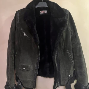 Jofama jacka  - Säljer min jacka från Jofama by kristine ullebø. Jackan är i fint skick! Det är en 38 men kan också passa för något mindre!