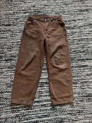 Bruna skaterjeans route one polar big boys liknande - Har ett par route one byxor som jag vill sälja pga att jag inte använder de. De är riktigt snygga och har en Skater fit. De är ganska baggy och de sätter sig som en smäck på skorna.  Storlek w32  Hör av dig om du har några frågor eller vill ha fler bilder