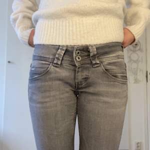 Intressekoll på mina gråa pepe jeans. Använder inte mycket så i gott skick 💕skriv för frågor 