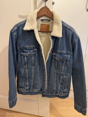 Denimjacka - Sherpafodrad truckerjacka. Nästan helt ny. Normal i storlek. Fräsch och utan fel. 