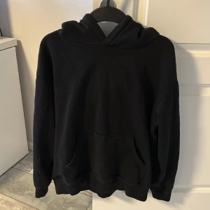 Svart Hoodie - Hoddie utan snören - Använd fåtal gånger - Djurhår på hela varan