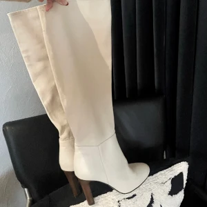 Boots - Klassiska snygga boots handgjorda i Portugal från märket San Marina. De går strax under knäna (skriv privat för bilder fler bilder). Använda endast en gång då jag har flertal boots hemma redan. De är i nyskick. Nyspris 2600kr 