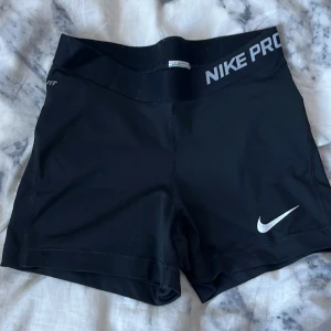 Nike pro shorts - Nike pro shorts. Bra skick. Lappen är borta men chansar på att det är storlek S!