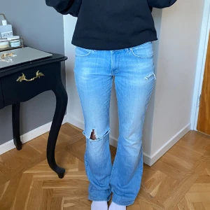 Utsvängda jeans  - Utsvängda Lee jeans med lite hål och slitningar, låg midjade och super snygga! Skriv för fler bilder 
