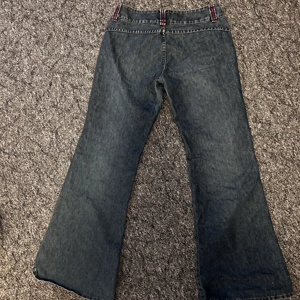 Coola jeans med röd/rosa detaljer. Säljer då de är för små har alltså inga bilder. Midjemåttet är 40cm rakt över och innerbenslängden är 78cm . Jeans & Byxor.