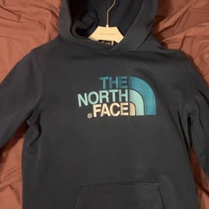 the north face hoodie - hej, säljer då den är för liten för mig☺️