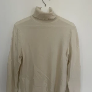 Kashmir Polo Tröja / Sweater - Uniqlo - Jag säljer min Uniqlo-tröja, 100% kashmir och i perfekt skick.   Storlek: S  Färg: Offwhite Material: Kashmir 100% Skick: Mycket Bra Sex: Man 