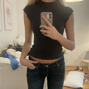 Mörkgrå tshirt - Tröja från weekday i xs. Aldrig använd. Köparen står för frakten