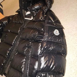 Moncler MAYA - Moncler Maya i storlek 2 säljes! Jätte fin jacka utan skador!  Kartong och kvitto finns med, köpte den på Monclers hemsida förra året. Skriv PM för mer info 🫶