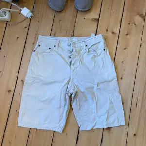 Vita shorts som e väl omhändertagen, men har lite missfärgningar