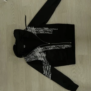 Just cavalli hoodie - Säljer denna just cavalli hoodien. Aldrig använd. Storlek S. 