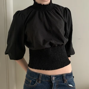 Svart blus  - Unik blus som går att ”justera” i ärmarna (trekvart eller långärmad)🙌🏼