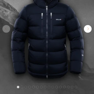 Stellar jacka - Säljer min supersnygga och varma stellarjacka i storlek s! Skriv privat för fler bilder💕ett litet ihoplappade hål i armen annars nyskick! nypris 4995kr