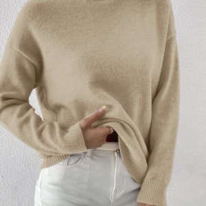 Stickad tröja - Super fin stickad tröja i aprikos/ begie färg från Shein, aldrig andvänd🩷 endast swish