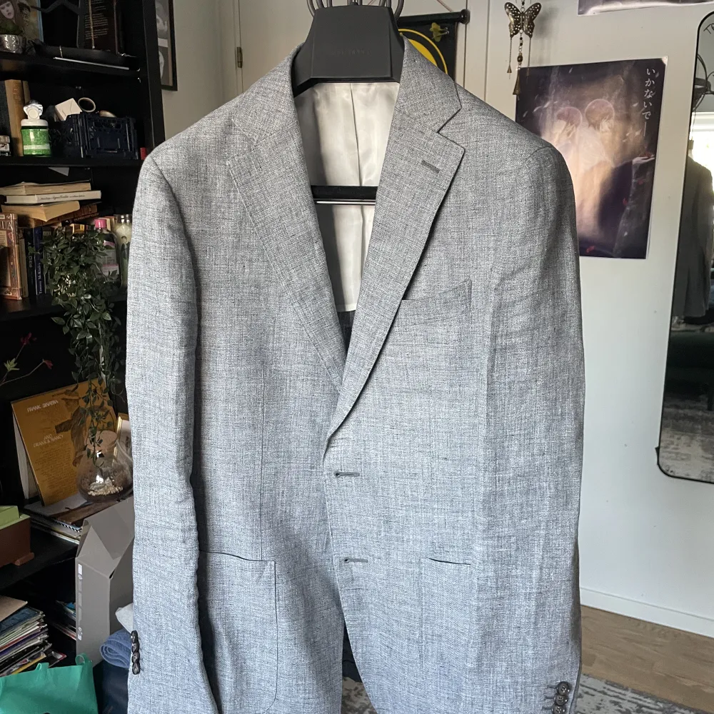 Suitsupply linen kavaj storlek 48 (med justeringar).  Du får med en kostympåse som den fraktas med. kom med prisförslag men inga skambud. Kostymer.