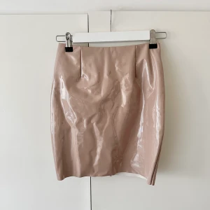 Latex kjol - Använd några gånger har några märken men de går bort 