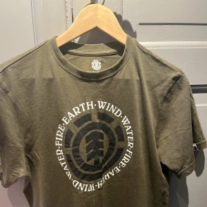 Element Vertical T-shirt S - Superhärlig cool t-shirt från Element Vertical i 100% ekologisk bomull. Storlek Small. T-shirt med print. Tillverkad med: 100% Ekologiskt material Certifierad av: Global Organic Textile Standard (GOTS) Organic