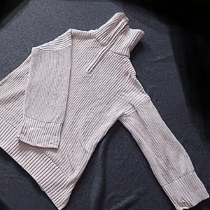 Stor varm tröja polokrage Gina Tricot XL - Vit skön och varm tröja i XL. Pololrage och vida ärmar. Fint skick. Gina Tricot. 60% Bomull 40%Akryl. 