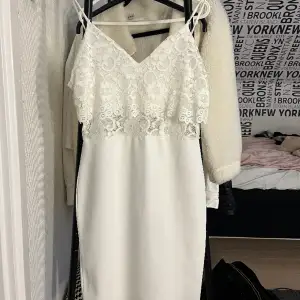 Säljer denna vita klänningen, passar perfekt till en skolavslutning! Aldrig använd 