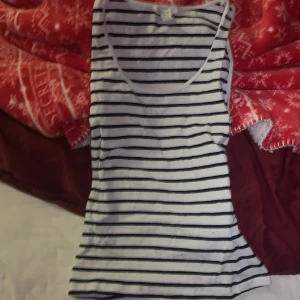 Tajt linne  - Hej säljer nu detta jättecoola linne som man kan styla hur man vill. Köpt från new yorker säljer den för 50 kr ❤️