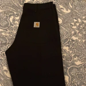 Carhartt single knee pant - Köpta för några månader sen, knappt använda då de inte passar mig, nypris 1300kr passformen är loose